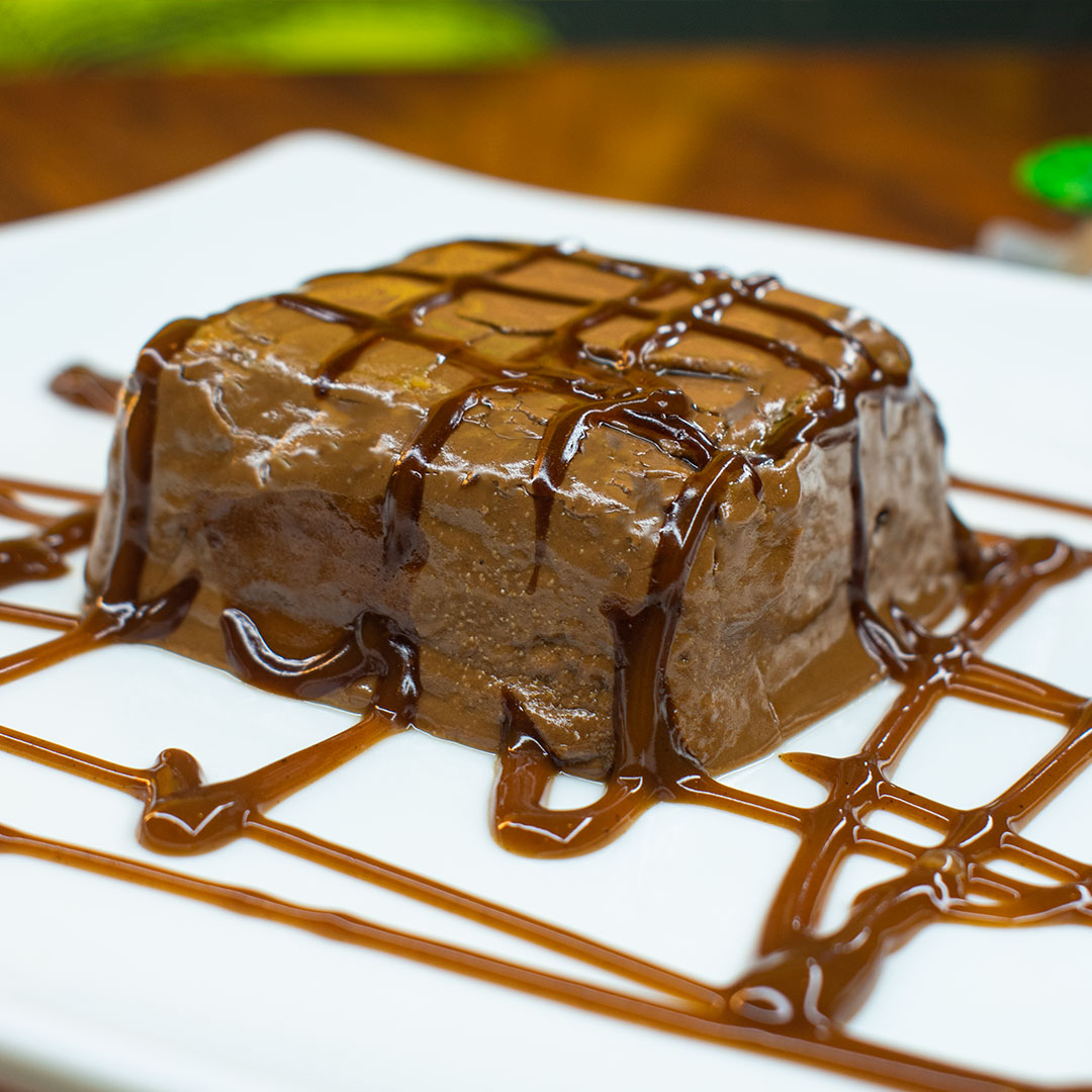 Brownie con salsa de chocolate